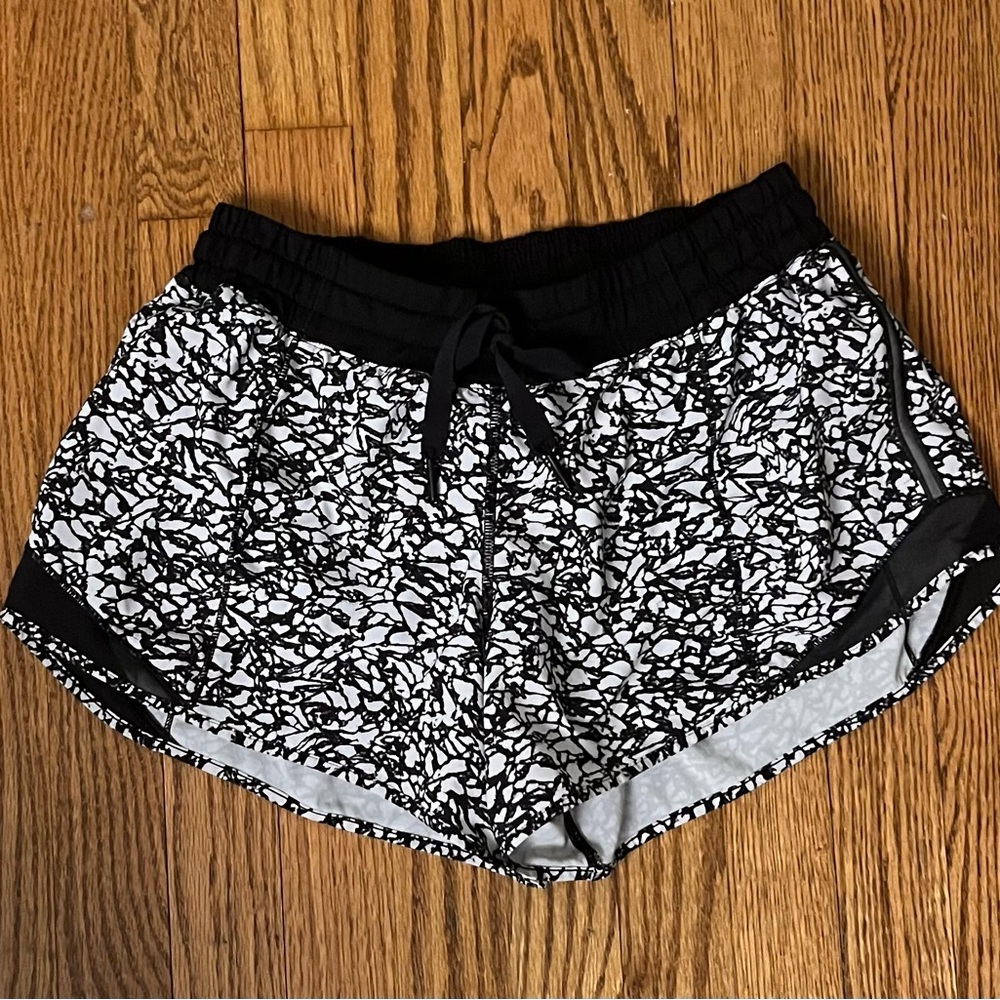 Lululemon Womens 8 Hotty Hot Short High Rise Long 4" in Black White Lined